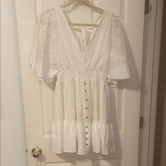 Dresses & Skirts - Elegant White Lace Women Top